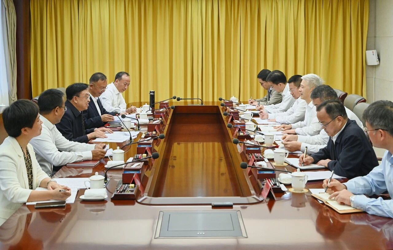 徐鹏拜访海南省委书记冯飞 